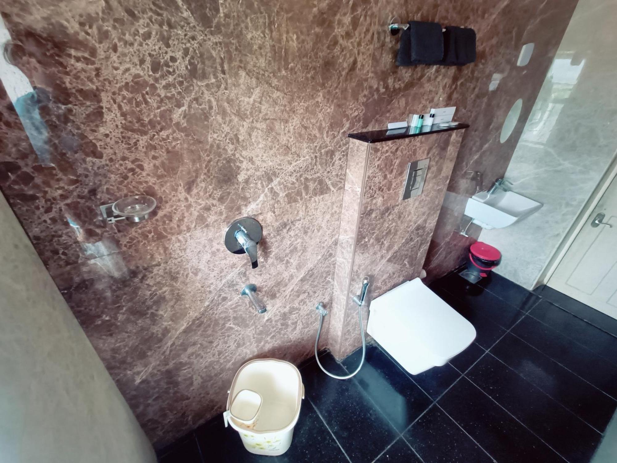 Le Holiday Inn Пондичерри Экстерьер фото
