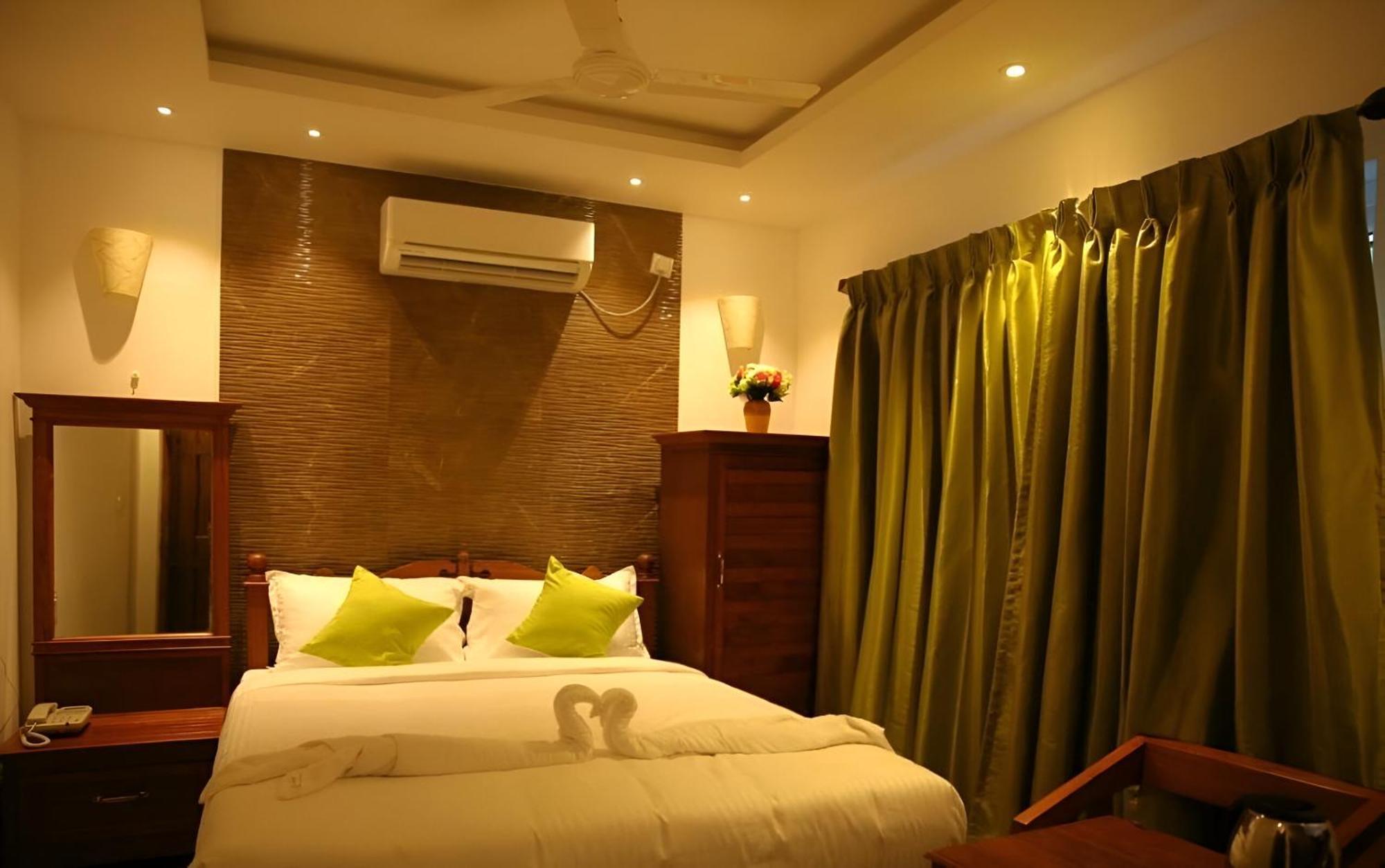 Le Holiday Inn Пондичерри Экстерьер фото